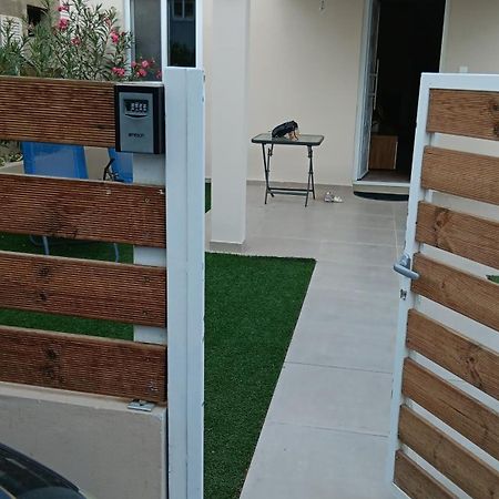 Universe House Dromolaxia الغرفة الصورة